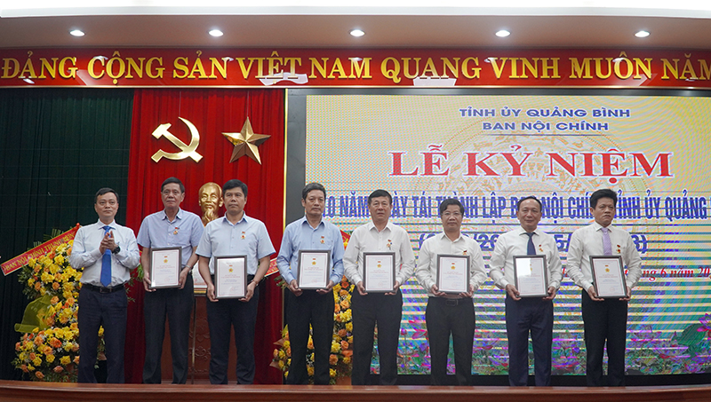 Đồng chí Đoàn Hồng Ngọc, Vụ trưởng Vụ địa phương II, Ban Nội chính Trung ương trao Kỷ niệm chương Vì sự nghiệp Nội chính Đảng cho các đồng chí có nhiều đóng góp xuất sắc trong công tác Nội chính Đảng