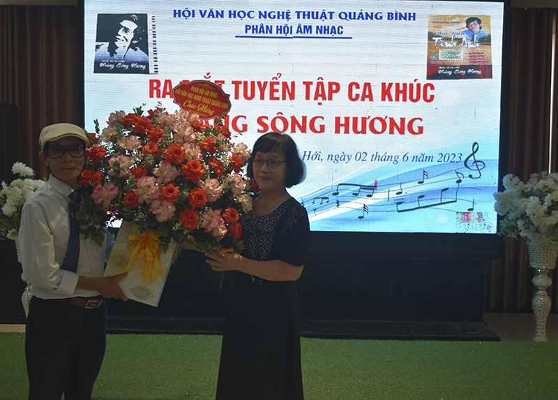 Ảnh: Phân hội Âm nhạc (Hội Văn học -Nghệ thuật) tặng hoa chúc mừng nhạc sĩ Hoàng Sông Hương