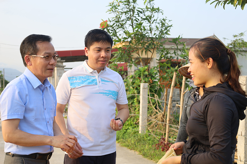 GS.TSKH. Nguyễn Ngọc Thành cùng con trai chuyện trò cùng bà con quê hương trong chuyến về thăm quê tháng 5/2023.