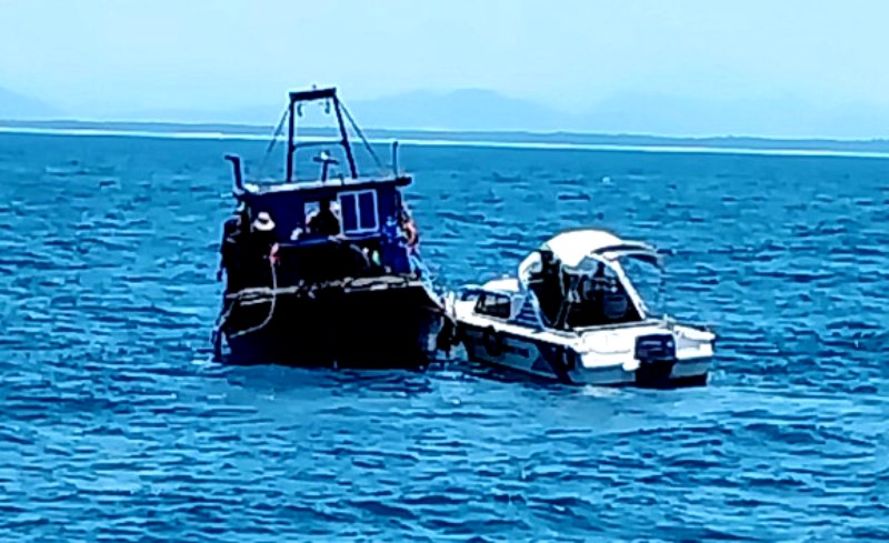 Tổ tuần tra Đồn Biên phòng cửa khẩu Cảng Gianh, BĐBP tỉnh tiếp cận bắt giữ tàu cá vi phạm.