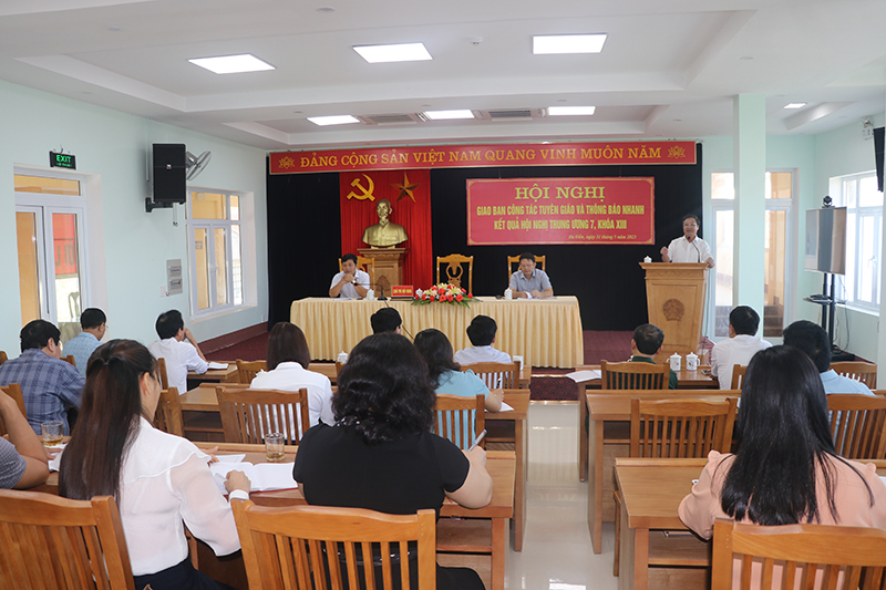 Đồng chí Trưởng ban Tuyên giáo Tỉnh ủy Cao Văn Định thông báo nhanh kết quả Hội nghị Trung ương 7.