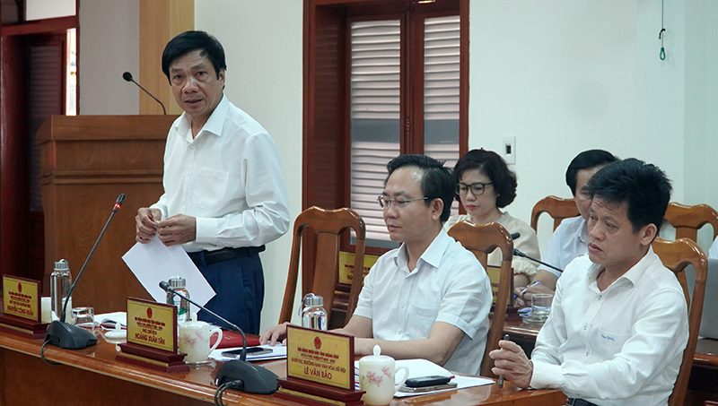 Đồng chí Nguyễn Công Huấn, Ủy viên Ban Thường vụ Tỉnh ủy, Phó Chủ tịch Thường trực HĐND tỉnh thảo luận tại hội nghị