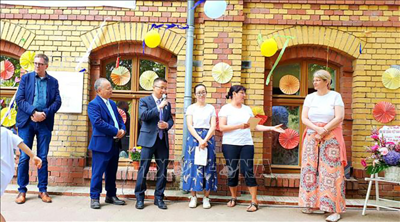 Tham tán Công sứ Chu Tuấn Đức chúc mừng các cô trò Nhà trẻ song ngữ Đức - Việt mang tên  