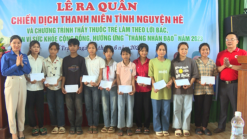 Đại diện lãnh đạo Huyện đoàn, Hội Chữ thập đỏ huyện Bố Trạch tặng quà cho các em học sinh bản Khe Ngát (thị trấn Nông trường Việt Trung, Bố Trạch).
