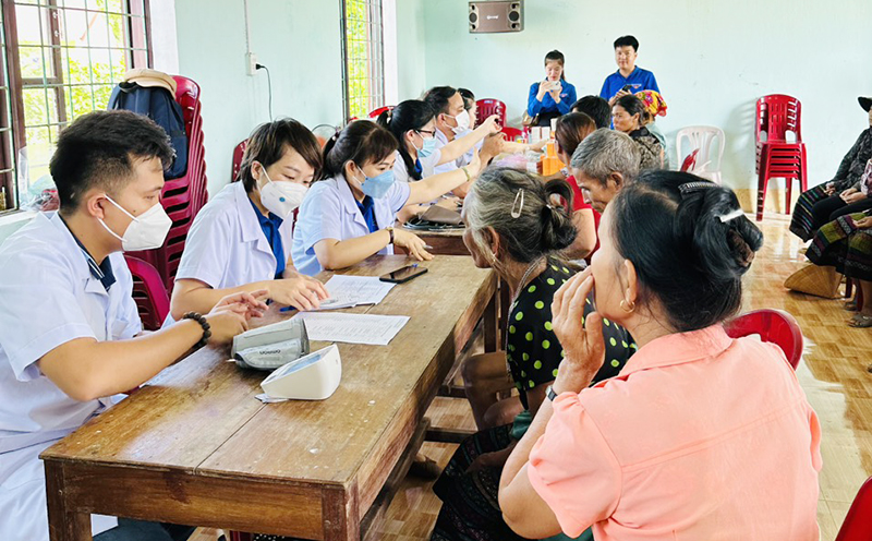 Các y, bác sĩ trẻ thăm, khám bệnh miễn phí cho bà con bản Khe Ngát (thị trấn Nông trường Việt Trung, Bố Trạch).