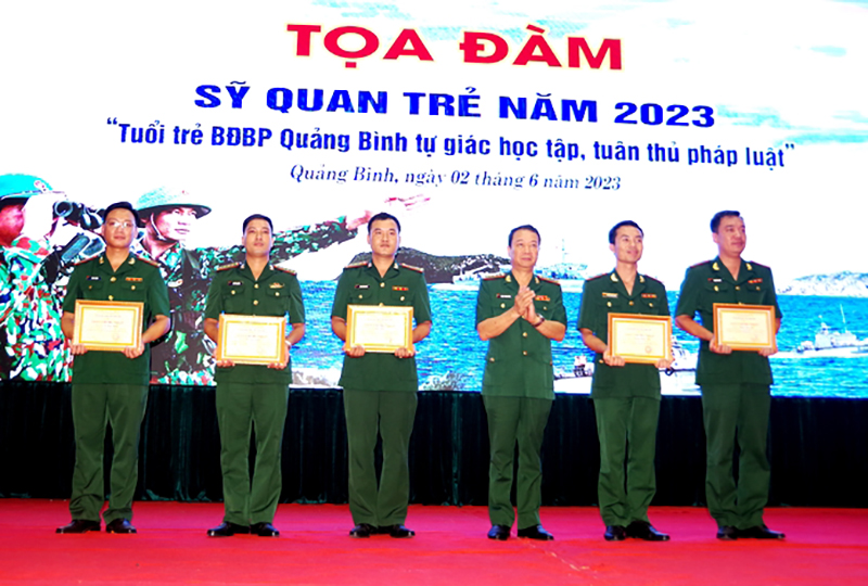  Đại tá Trịnh Thanh Bình, Tỉnh ủy viên, Chỉ huy trưởng BĐBP tỉnh trao Giấy Chứng nhận Danh hiệu  