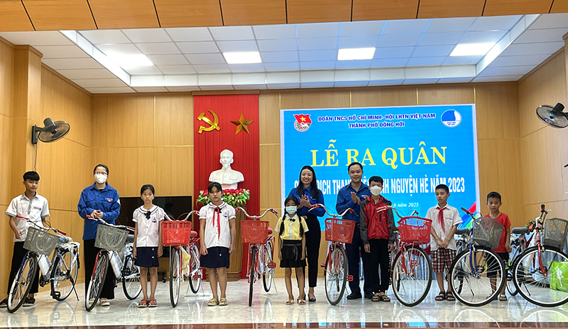 Đại diện lãnh đạo Tỉnh đoàn và Thành đoàn trao xe đạp cho các em học sinh có hoàn cảnh khó khăn.