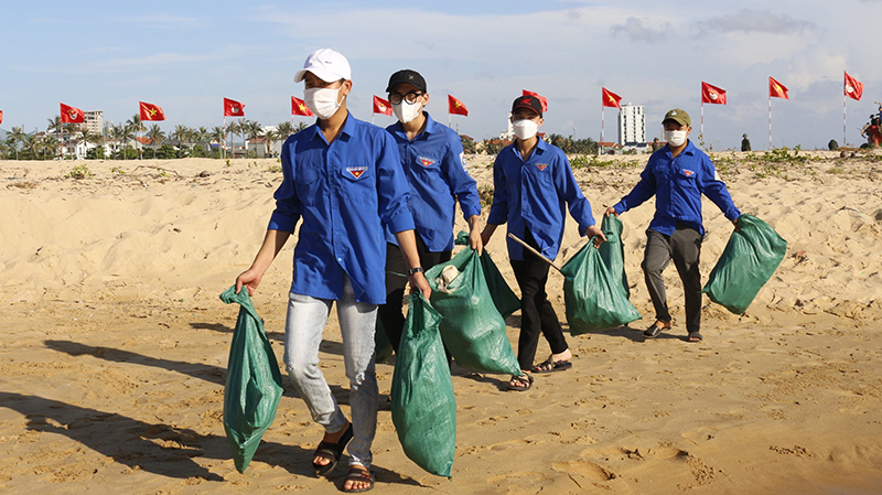 Tuổi trẻ Quảng Bình luôn duy trì các hoạt động thu gom rác thải ven biển.