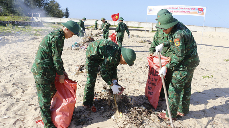 Lực lượng Bộ đội Biên phòng tỉnh thu gom rác thải ven biển.