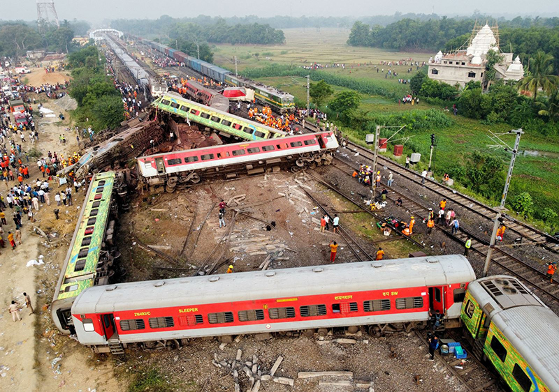 Quang cảnh hiện trường vụ ba đoàn tàu Ấn Độ đâm vào nhau ở Odisha. Ảnh: USA Today