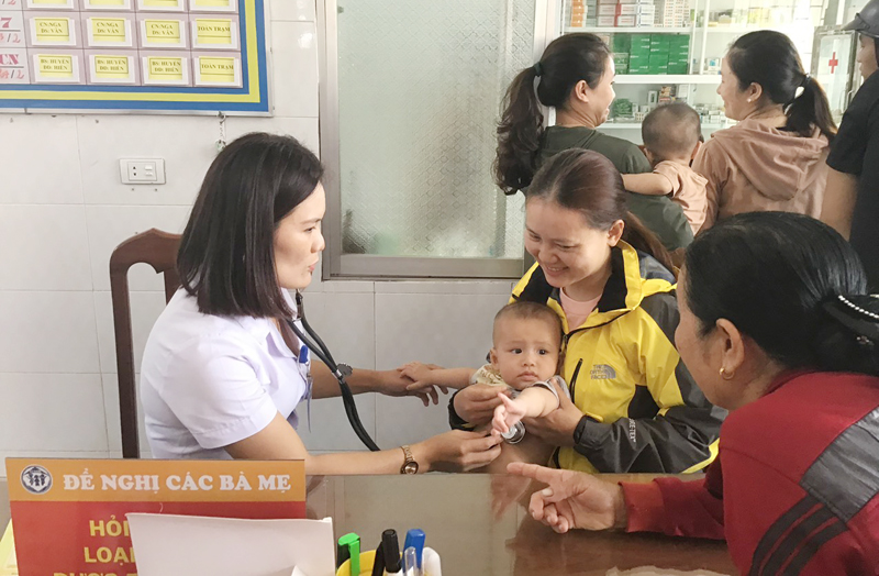 Mặc dù dịch bệnh Covid-19 bùng phát, nhưng 3 năm qua, ngành y tế Quảng Bình vẫn nỗ lực thực hiện đủ các mũi tiêm cơ bản trong Chương trình TCMR cho trẻ em.