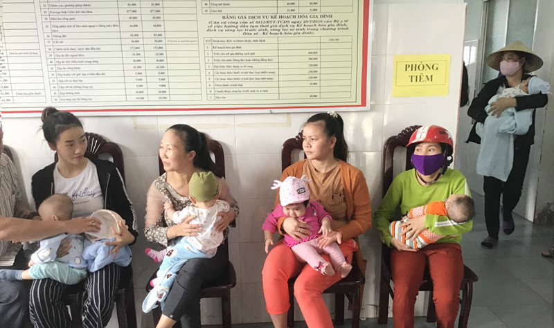 Tại Quảng Bình, hầu hết trẻ dưới 1 tuổi được bố mẹ tích cực hưởng ứng  Chương trình TCMR đúng lịch, đủ mũi để bảo vệ trẻ trước các dịch bệnh nguy hiểm.