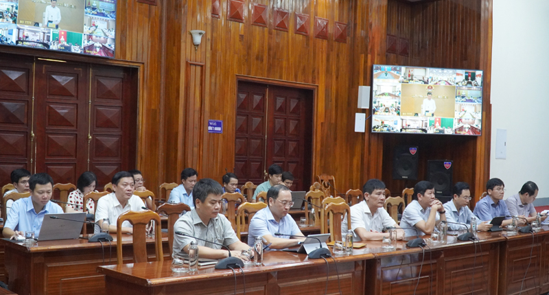 Các thành viên Ban Chỉ đạo Chuyển đổi số tỉnh tham dự phiên họp tại điểm cầu tỉnh Quảng Bình.