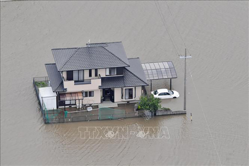 Cảnh ngập lụt sau mưa lớn do ảnh hưởng của bão Mawar tại thành phố Toyokawa, tỉnh Aichi, Nhật Bản ngày 3/6/2023. Ảnh: Kyodo/TTXVN