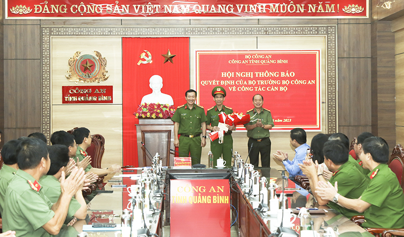 Lãnh đạo Công an tỉnh tặng hoa chúc mừng đồng chí Đại tá Phan Đăng Tĩnh, Phó Giám đốc Công an tỉnh nhận nhiệm vụ mới.