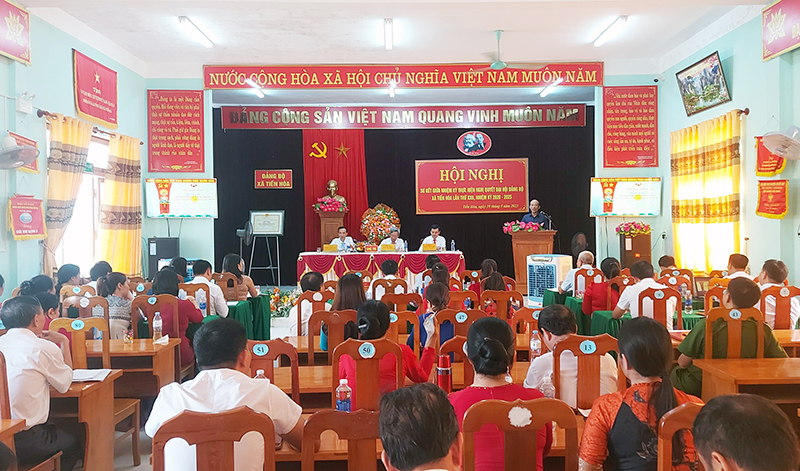 Đại diện lãnh đạo huyện Tuyên Hóa dự hội nghị sơ kết giữa nhiệm kỳ của Đảng bộ xã Tiến Hóa.