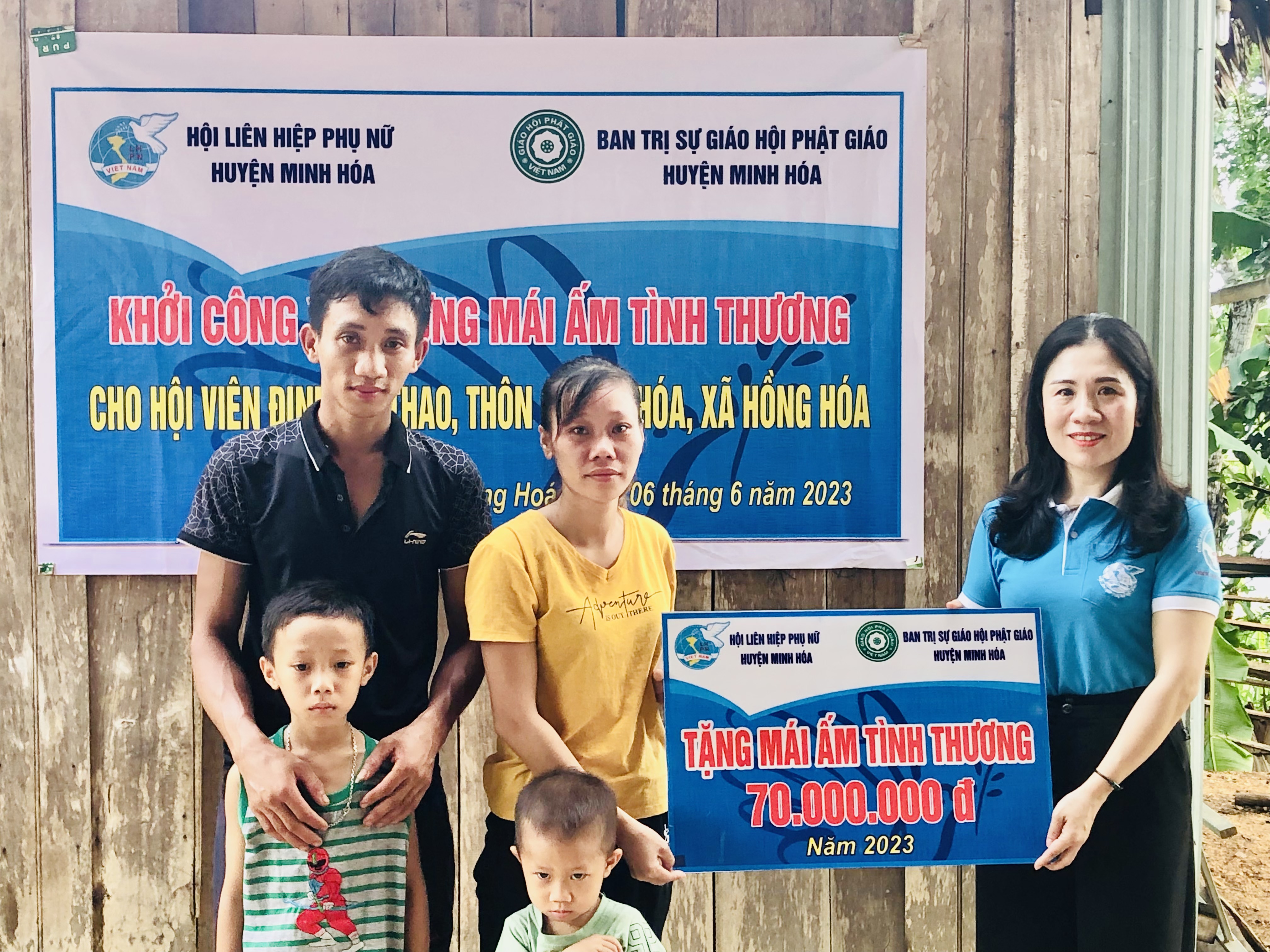 Hội LHPN huyện Minh Hóa kết nối với Ban trị sự Giáo hội phật giáo Việt Nam huyện Minh Hóa hỗ trợ 70 triệu đồng để giúp chị Thao làm ngôi nhà mới