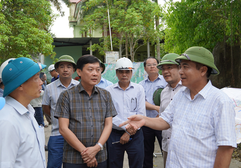 Đồng chí Phó Chủ tịch Thường trực UBND tỉnh Đoàn Ngọc Lâm kiểm tra thực địa tại gói thầu XL-02, dự án thành phần Vũng Áng-Bùng.