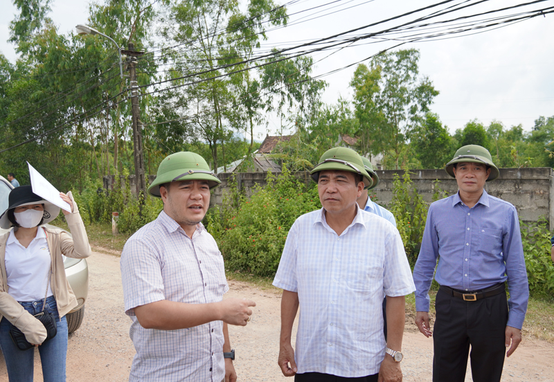 Đồng chí Phó Chủ tịch Thường trực UBND tỉnh Đoàn Ngọc Lâm kiểm tra thực địa tại gói thầu XL-02, dự án thành phần Vũng Áng-Bùng.