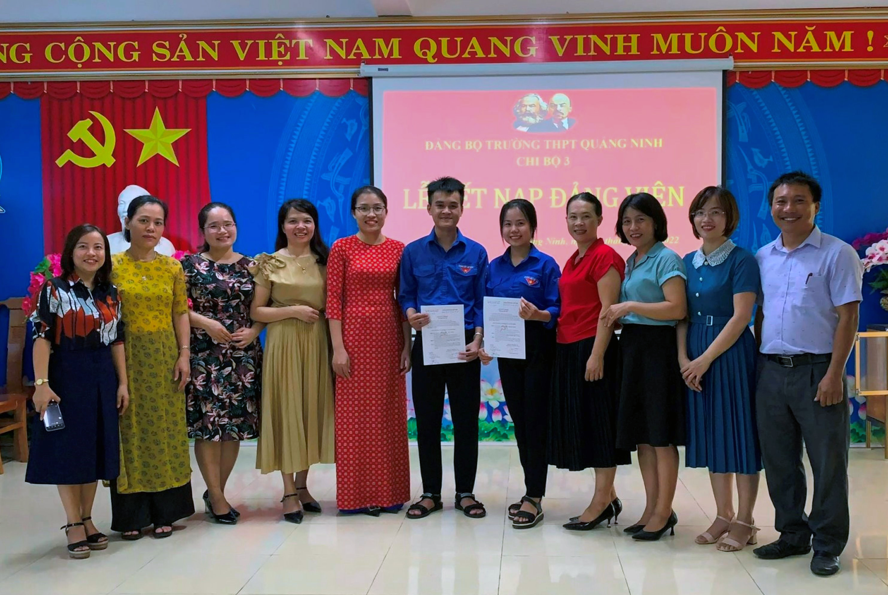 Lễ kết nạp đảng viên mới tại Đảng bộ Trường THPT Quảng Ninh.