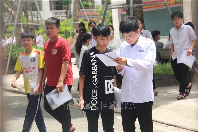 Thí sinh tại trường THPT Phan Đình Phùng (thành phố Hà Tĩnh) trao đổi về đáp án sau khi hoàn thành buổi thi đầu tiên, ngày 6/6/2023. Ảnh: Hoàng Ngà/TTXVN
