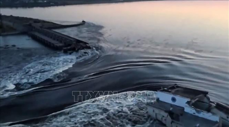 Đập thủy điện ở thị trấn Nova Kakhovka, tỉnh Kherson, Ukraine bị vỡ ngày 6/6/2023. Ảnh: AFP/TTXVN