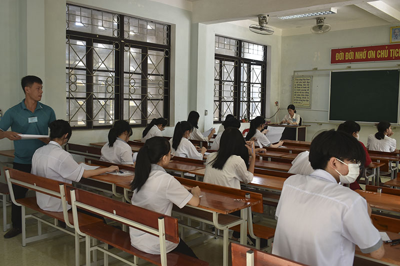 Mới hơn 6h30 phút, thí sinh tại điểm thi Trường THPT chuyên Võ Nguyên Giáp đã có mặt trong các phòng thi nghe cán bộ coi thi hướng dẫn các thủ tục cần thiết. 	