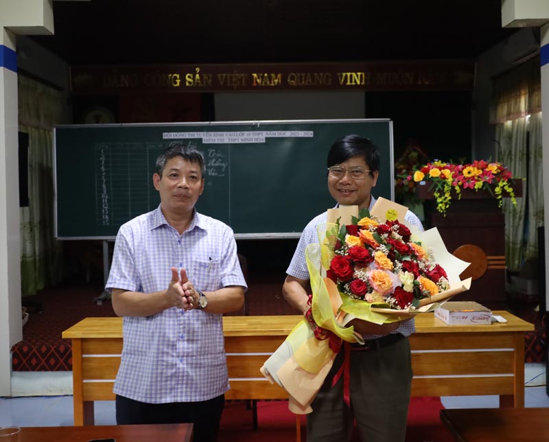 Lãnh đạo huyện Minh Hóa tặng hoa, động viên các giáo viên làm nhiệm vụ tại kỳ thi tuyển sinh vào lớp 10 THPT năm học 2023-2024 tại Minh Hóa