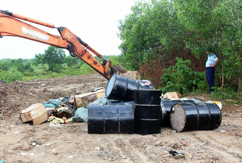 Lực lượng chức năng tiêu hủy hàng hóa thông thường lại bãi rác Ba Trang, xã Lộc Ninh, TP. Đồng Hới.
