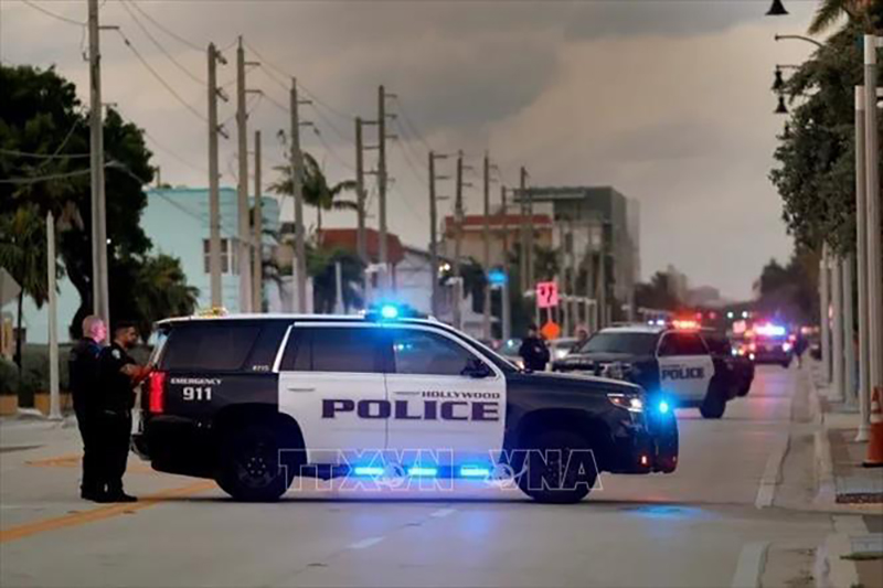 Cảnh sát phong tỏa hiện trường vụ xả súng ở bãi biển Hollywood thuộc bang Florida, Mỹ ngày 30/5/2023. Ảnh minh họa: AP/TTXVN