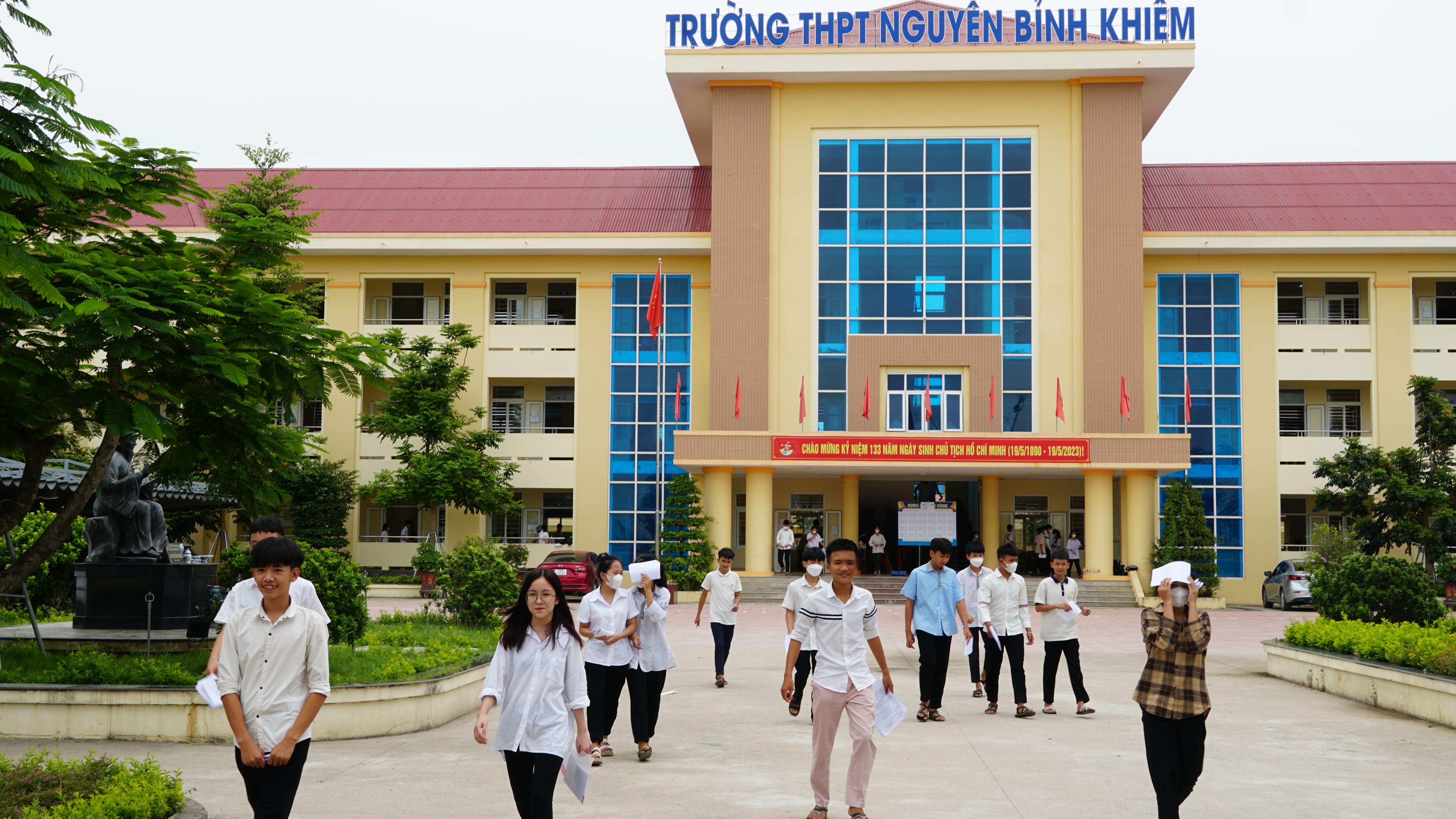 Các thi sinh ở điểm thi Trường THPT Nguyễn Bỉnh Khiêm hoàn thành 2 môn thi Ngữ văn và Tiếng Anh.