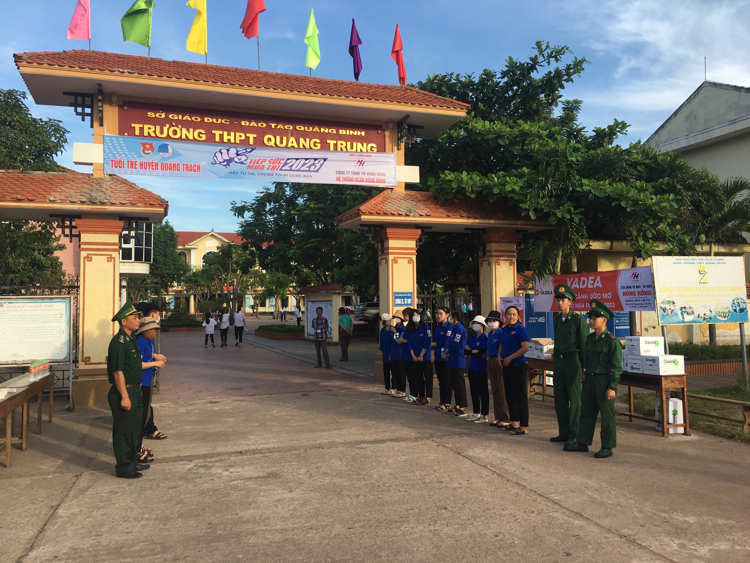 Lực lượng “tiếp sức mùa thi” tại điểm thi Trường THPT Quang Trung.