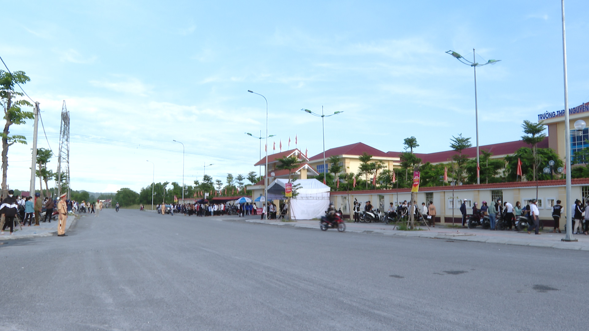 Người thân chờ đợi các thí sinh ở điểm thi Trường THPT Nguyễn Bỉnh Khiêm.