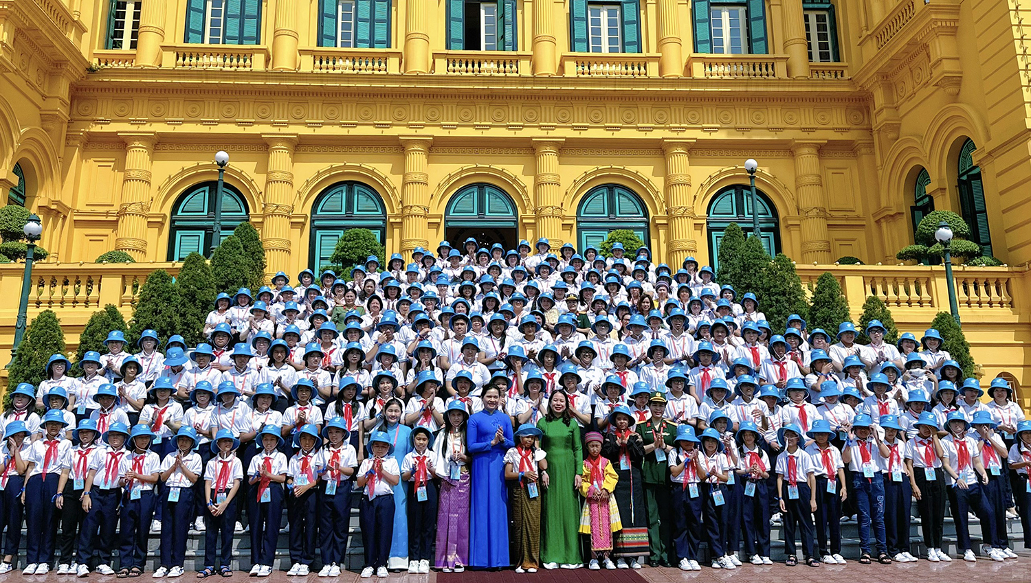 Phó Chủ tịch nước Võ Thị Ánh Xuân và lãnh đạo Trung ương Hội LHPN Việt Nam chụp ảnh lưu niệm cùng các đại biểu dự Trại hè Hoa hướng dương