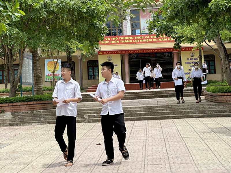 Các thí sinh tại điểm thi Trường THCS và THPT Việt Trung (Bố Trạch) hoàn thành các môn thi sáng 7/6.