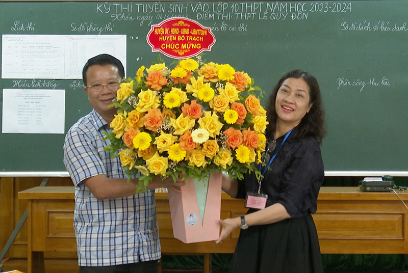 Đại diện lãnh đạo huyện Bố Trạch thăm, tặng hoa tại các điểm thi trên địa bàn huyện.