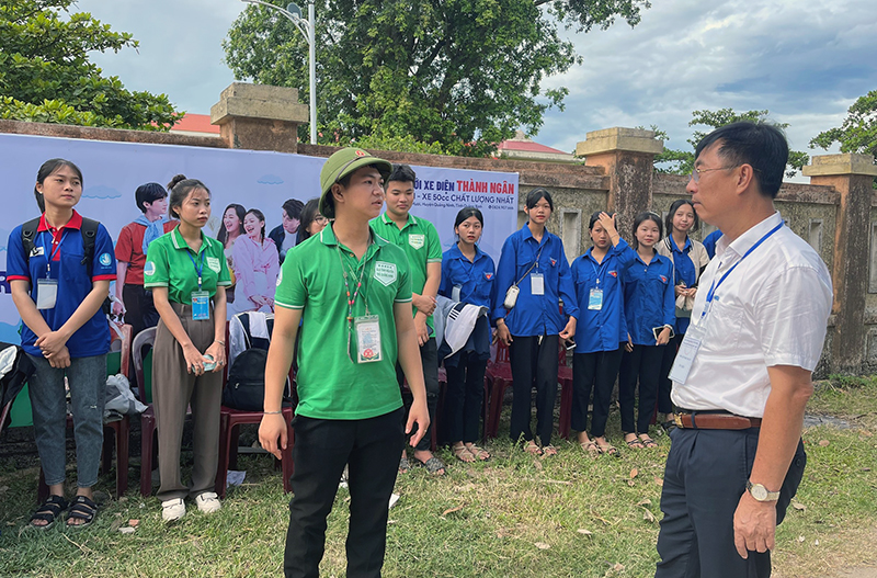 Lãnh đạo huyện Quảng Ninh kiểm tra công tác bảo đảm an toàn vòng ngoài tại các điểm thi.