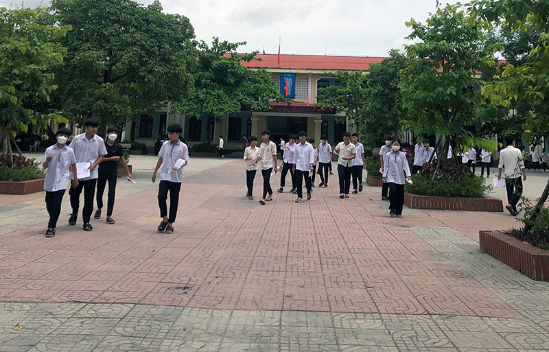 Các thí sinh tại điểm Trường THPT Ninh Châu hoàn thành buổi thi đầu tiên.