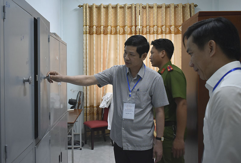 Đồng chí Hồ An Phong kiểm tra tại điểm thi Trường THPT Võ Nguyên Giáp