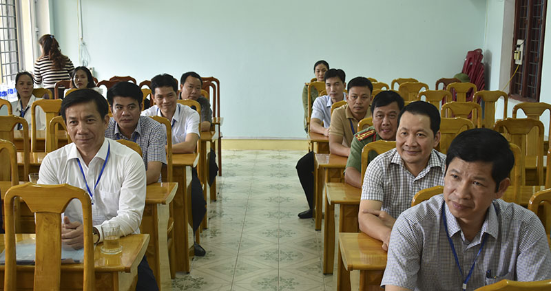 Đồng chí Hồ An Phong làm việc với điểm thi Trường THPT Đồng Hới.