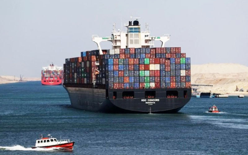 Tàu vận tải di chuyển qua kênh đào Suez năm 2019. Ảnh: Reuters
