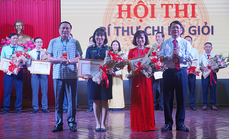 Ban Tổ chức hội thi trao thưởng cho các thí sinh đoạt giải nhì.