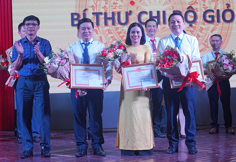 Ban Tổ chức hội thi trao thưởng cho các thí sinh đoạt giải ba.