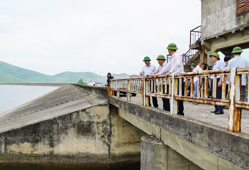 Đồng chí Phó Chủ tịch Thường trực UBND tỉnh Đoàn Ngọc Lâm kiểm tra tình hình hồ chứa Sông Thai.