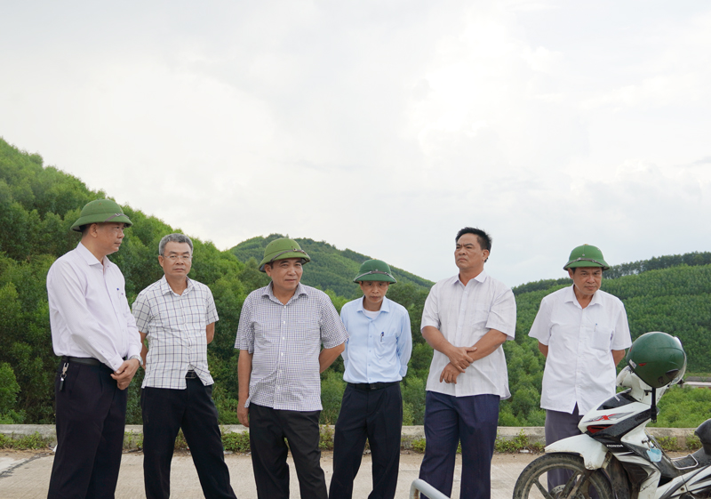 Đồng chí Phó Chủ tịch Thường trực UBND tỉnh Đoàn Ngọc Lâm kiểm tra tình hình hồ chứa Mù U.