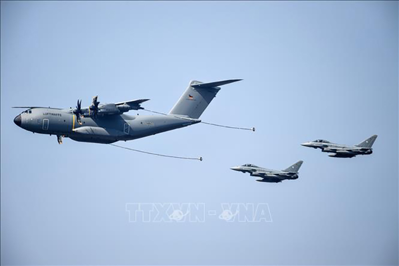 Máy bay Airbus A 400 M MRT thực hành nhiệm vụ tiếp dầu cho loạt chiến đấu cơ Tornado trong cuộc tập trận của lực lượng phản ứng nhanh NATO tại Munster, Đức. Ảnh tư liệu: AFP/TTXVN