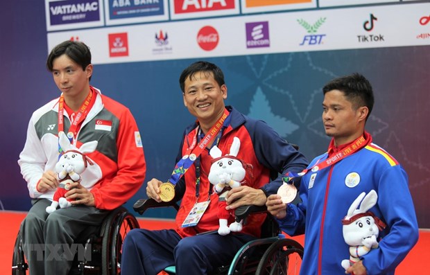 Nguyễn Hoàng Nhã (giữa) giành huy chương Vàng nội dung bơi ngửa nam 100m hạng thương tật S7, phá kỷ lục. (Ảnh: Hoàng Minh/TTXVN)