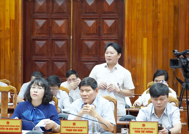 Lãnh đạo UBND huyện Quảng Ninh phát biểu tại phiên họp.