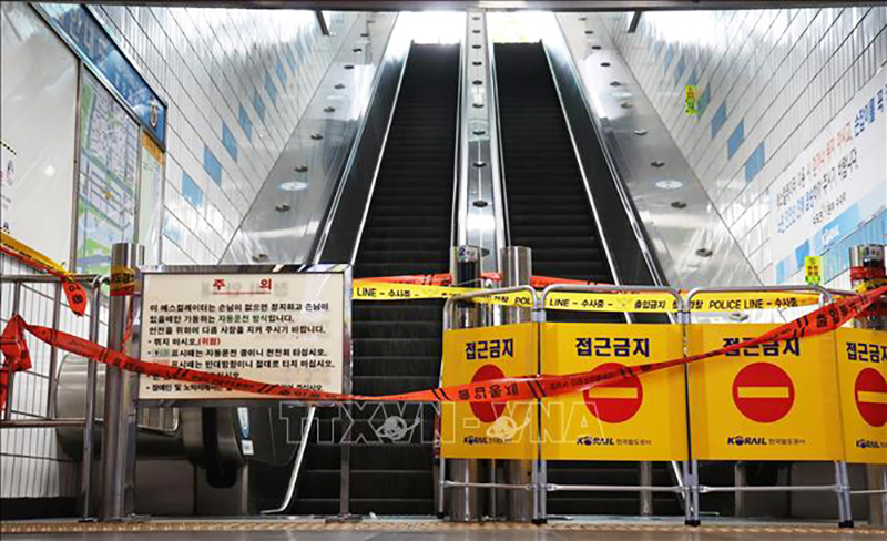 Hiện trường vụ tai nạn thang cuốn tại ga tàu điện ngầm Sunae ở Seongnam, phía Nam thủ đô Seoul, Hàn Quốc, ngày 8/6/2023. Ảnh: Yonhap/TTXVN