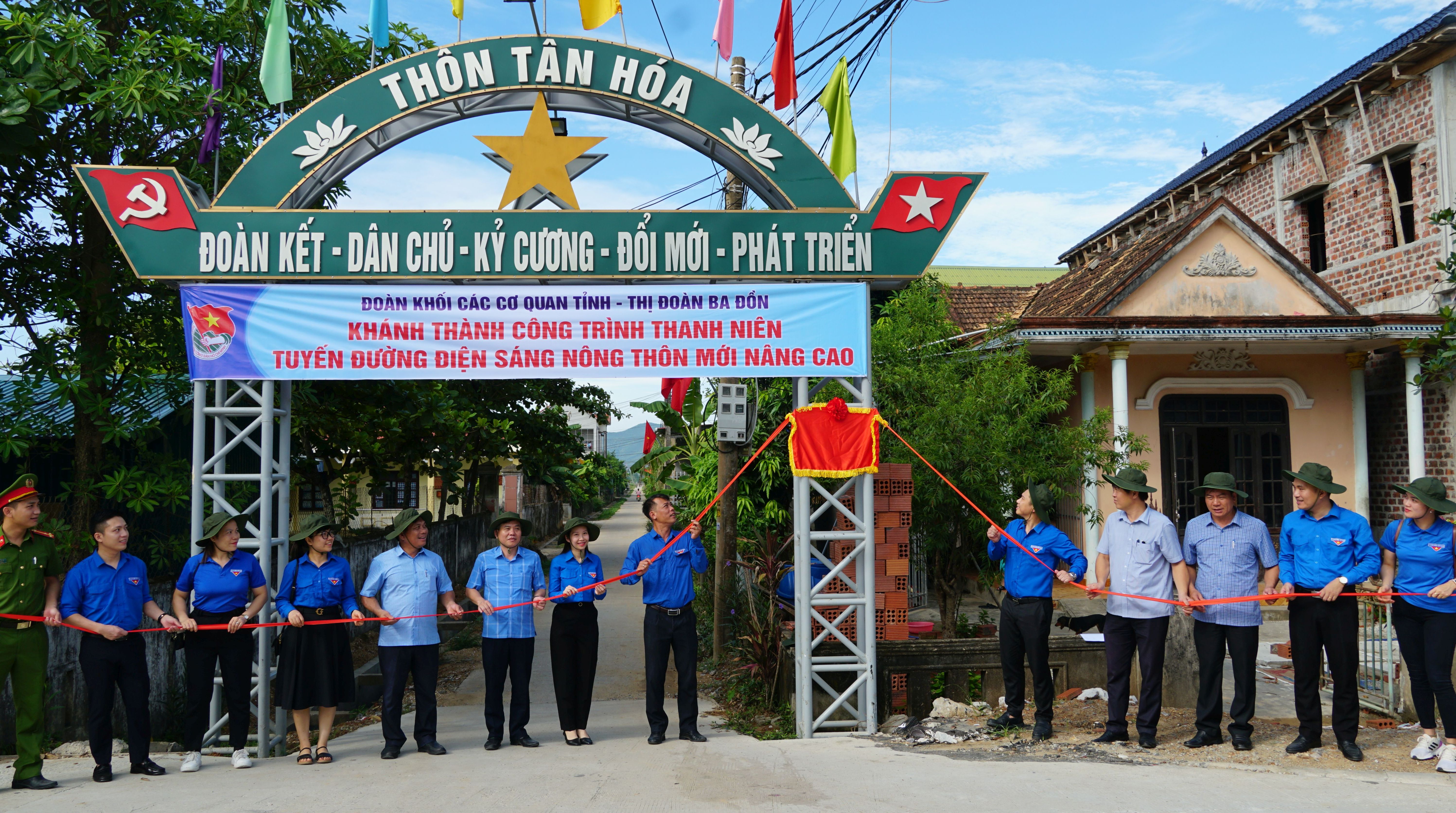 Đoàn Khối các cơ quan (CCQ) tỉnh phối hợp với Thị đoàn Ba Đồn khánh thành và bàn giao công trình thanh niên tuyến đường điện sáng NTM nâng cao.